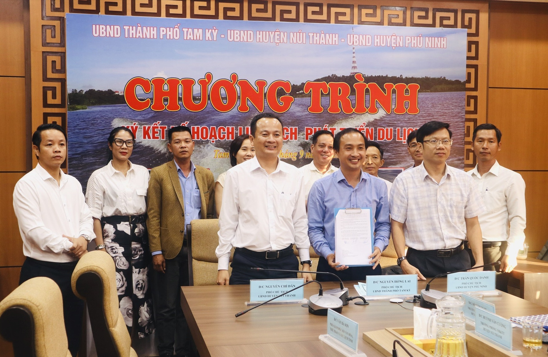 Lãnh đạo 3 địa phương Tam Kỳ - Núi Thành - Phú Ninh ký kết hợp tác phát triển du lịch. Ảnh: Q.T