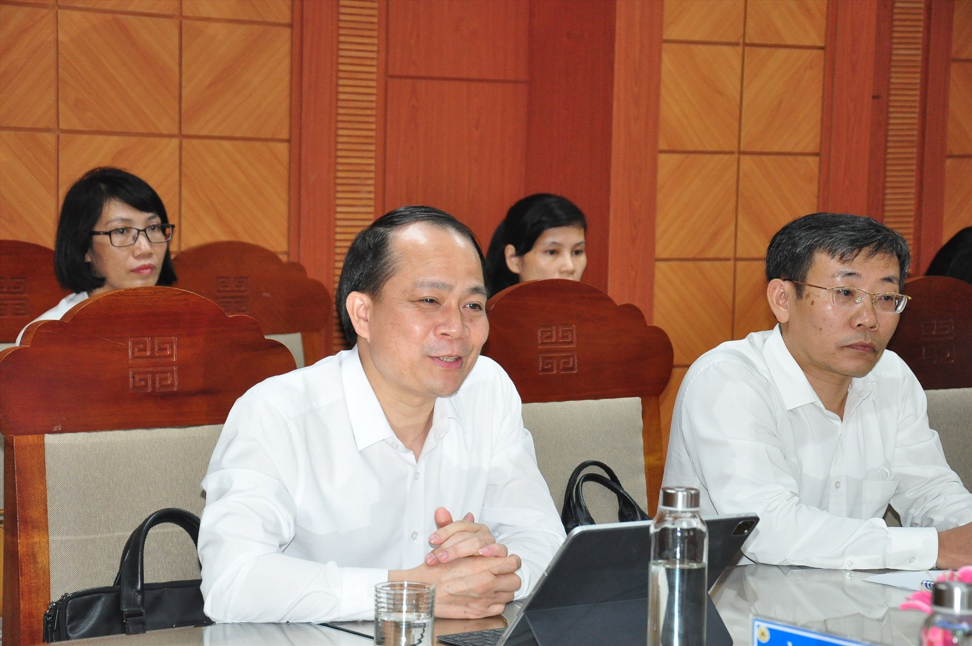 Ông Nguyễn Kiên Cường - Phó Tổng Giám đốc Công ty Bưu điện Việt Nam (ngồi đầu) tại buổi làm việc. Ảnh: V.A