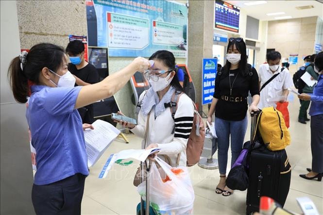 Đeo khẩu trang nơi công cộng đảm bảo phòng dịch Covid-19. Ảnh: TTXVN