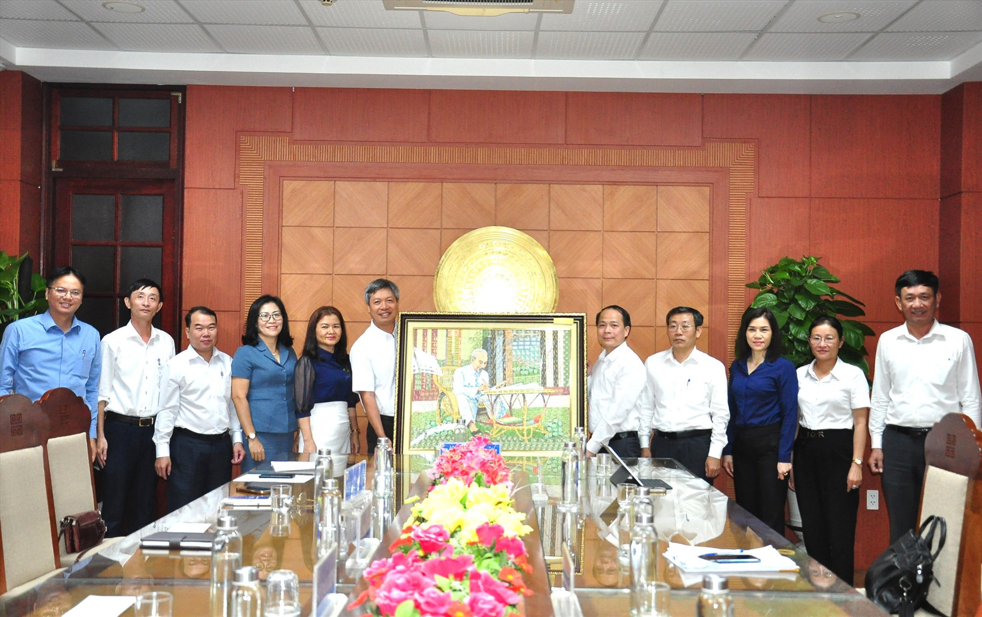 Lãnh đạo Tổng Công ty Bưu điện Việt Nam tặng quà lưu niệm cho Phó Chủ tịch UBND tỉnh Hồ Quang Bửu. Ảnh: V.A
