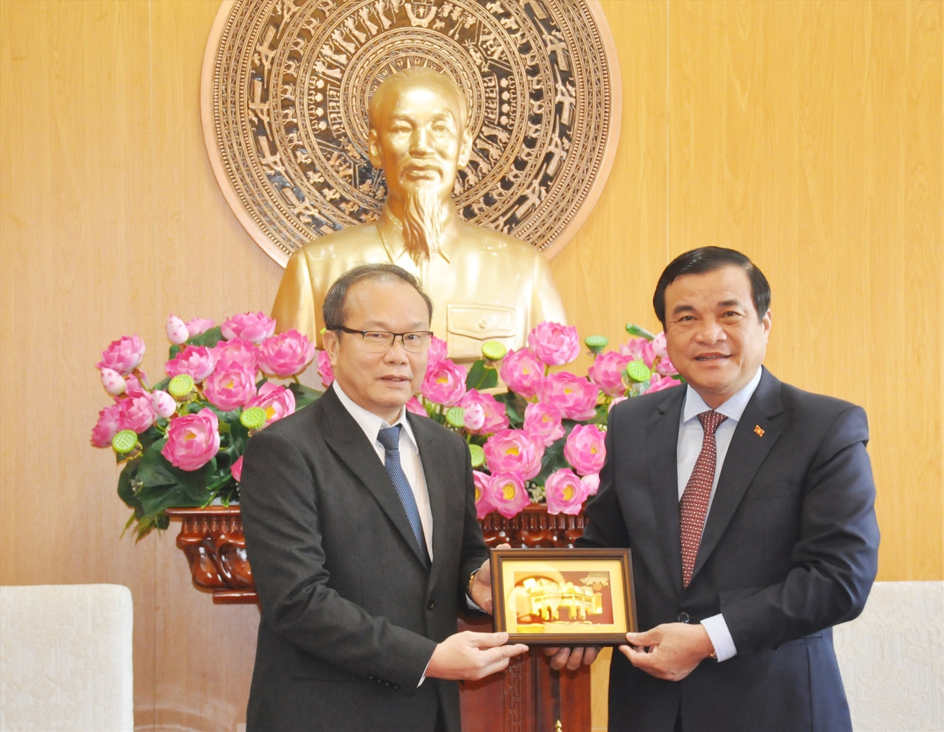 Secretary Cuong (right) and Lao Consul General Souphanh Hadaoheuang