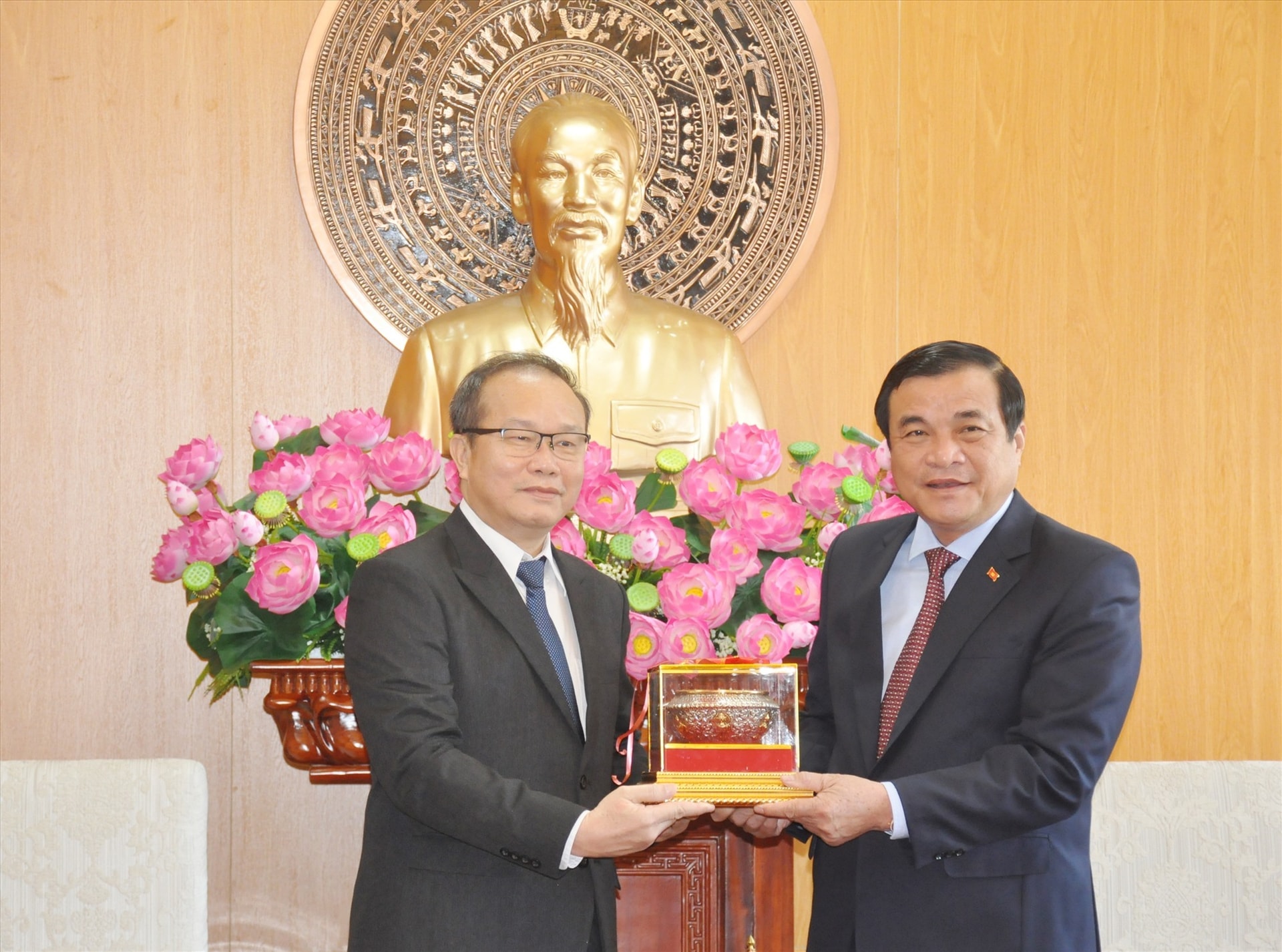 Mr. Souphanh Hadaoheuang offers a gift to Secretary Cuong