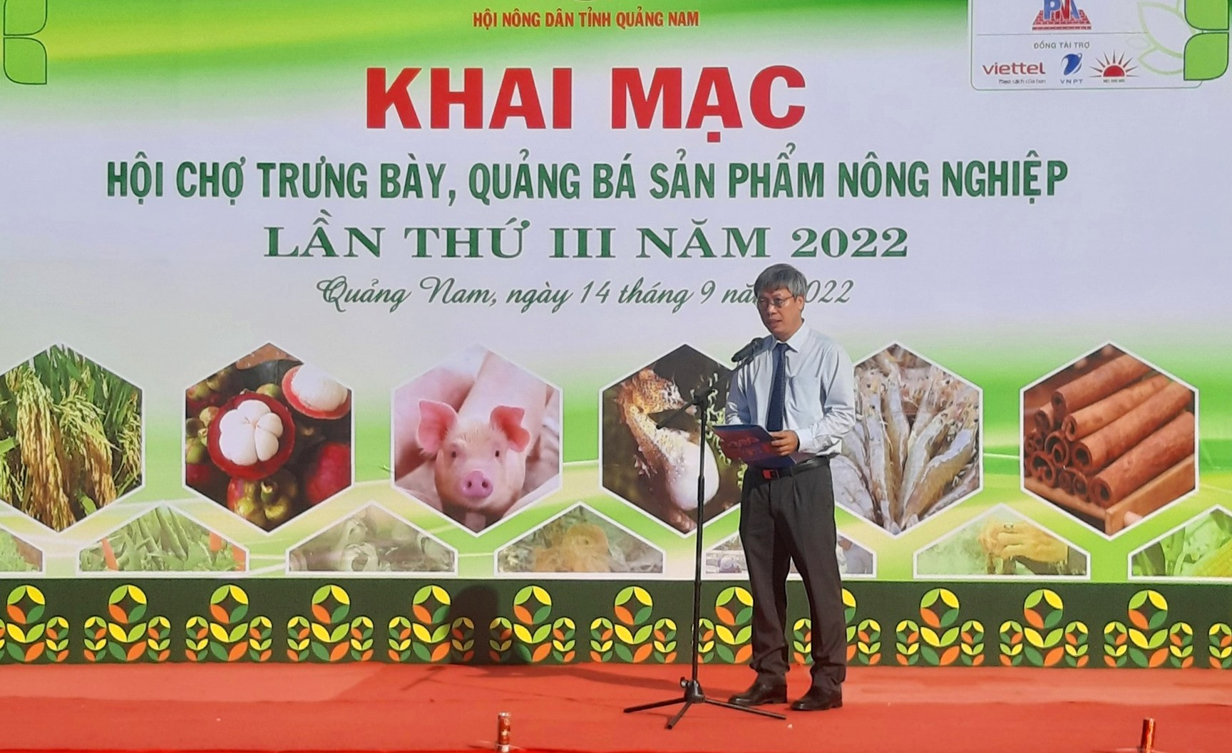 Phó Chủ tịch UBND tỉnh Hồ Quang Bửu phát biểu tại lễ khai mạc. Ảnh: N.S
