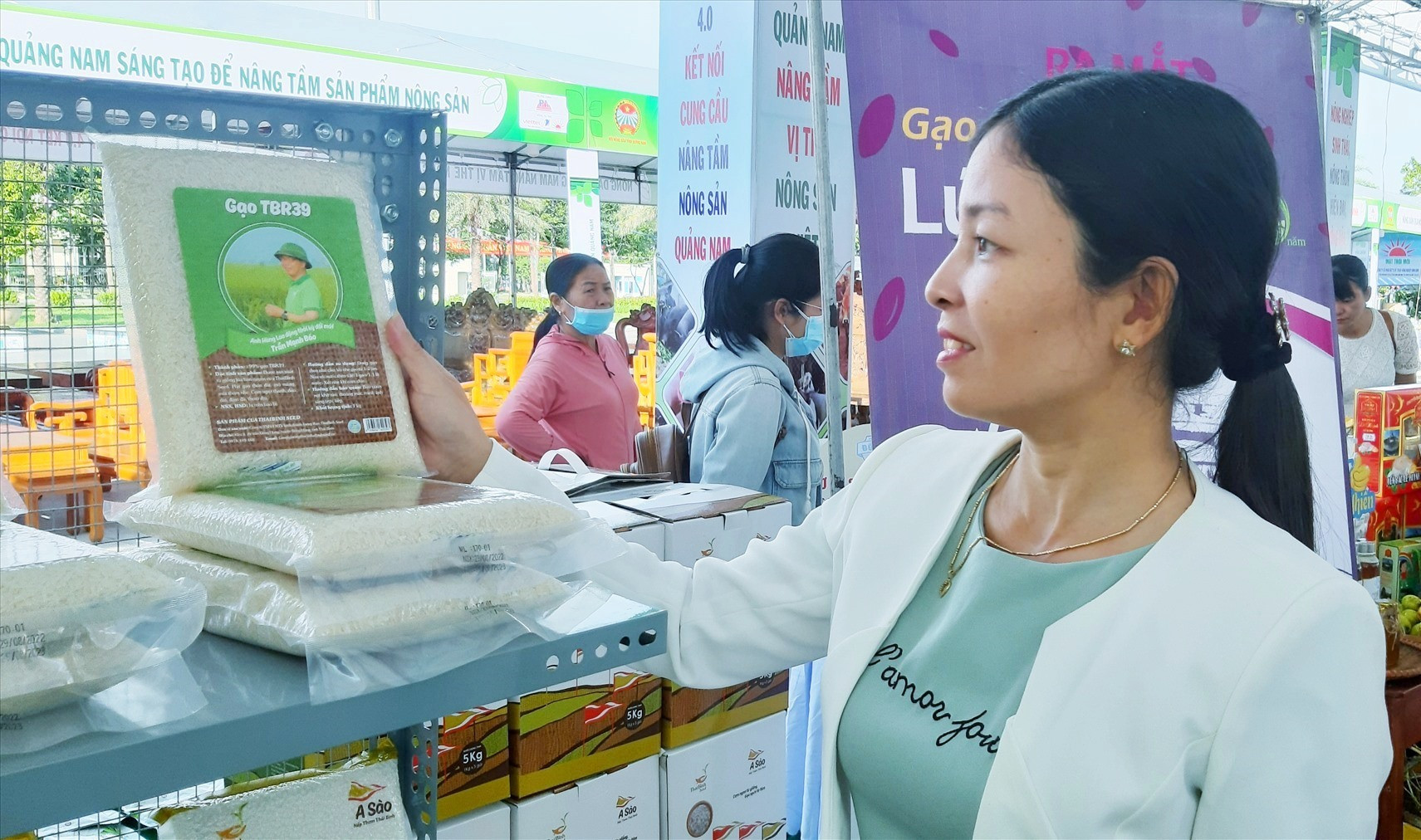 Khách hàng chọn mua sản phẩm gạo chất lượng cao của Tập đoàn ThaiBinh Seed. Ảnh: N.S