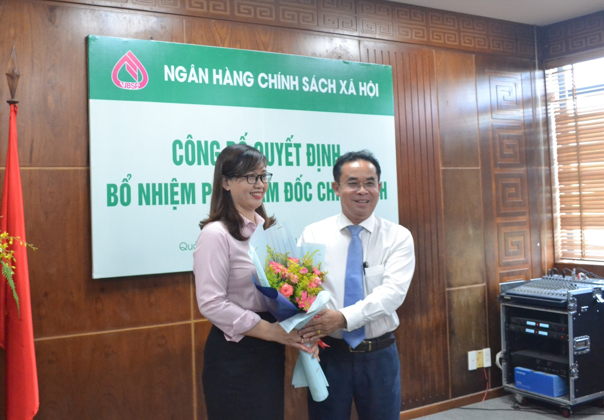 Phó Chủ tịch UBND tỉnh Trần Anh Tuấn tặng hoa chúc mừng bà Lê Thị Kim Anh. Ảnh: Q.VIỆT