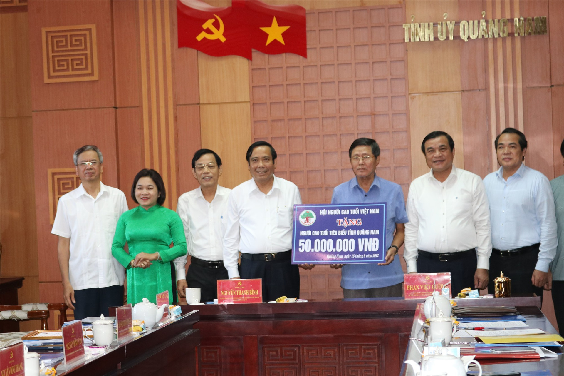 Trung ương Hội NCT Việt Nam trao tặng 50 triệu đồng cho Hội NCT tỉnh Quảng Nam. Ảnh: HOÀNG LIÊN