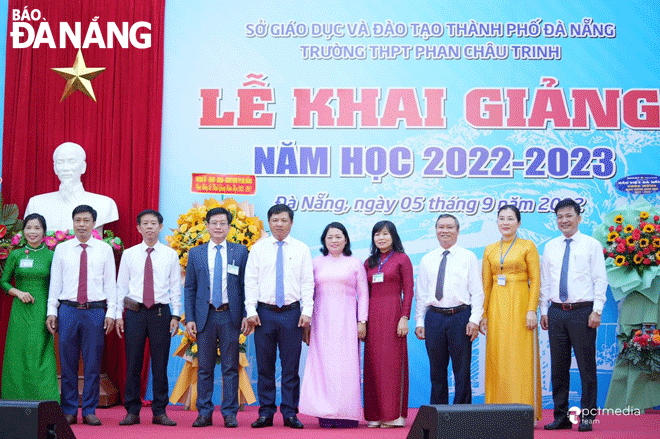 Trường THPT Phan Châu Trinh là ngôi trường giàu truyền thống và là một trong những cơ sở giáo dục phổ thông uy tín hàng đầu. TRONG ẢNH: Ủy viên dự khuyết Trung ương Đảng, Phó Bí thư Thường trực Thành ủy, Chủ tịch HĐND thành phố Lương Nguyễn Minh Triết (thứ 5, bên trái sang) cùng lãnh đạo Trường THPT Phan Châu Trinh nhân dịp khai giảng năm học mới 2022-2023. Ảnh: HẠNH NGUYÊN