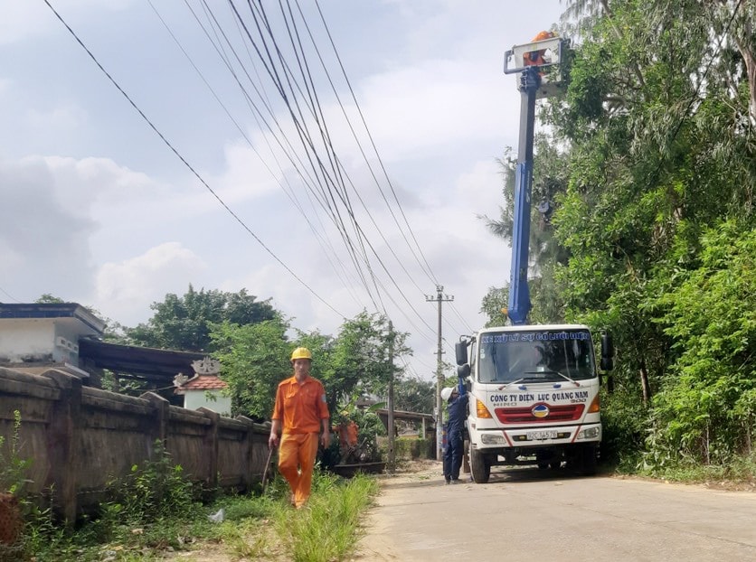 Lực lượng chức năng huyện Duy Xuyên ra quân cắt tỉa cây cối trước mùa mưa bão. Ảnh: T.P