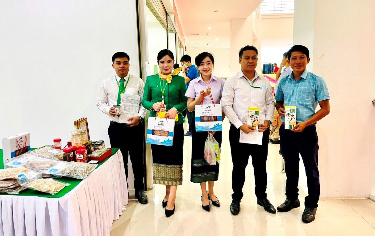 Giám đốc HTX Nông - ngư nghiệp Núi Thành - Nguyễn Tiến Mạnh (bìa phải) tại Hội chợ Thương mại hữu nghị Lào - Việt. Ảnh: C.T