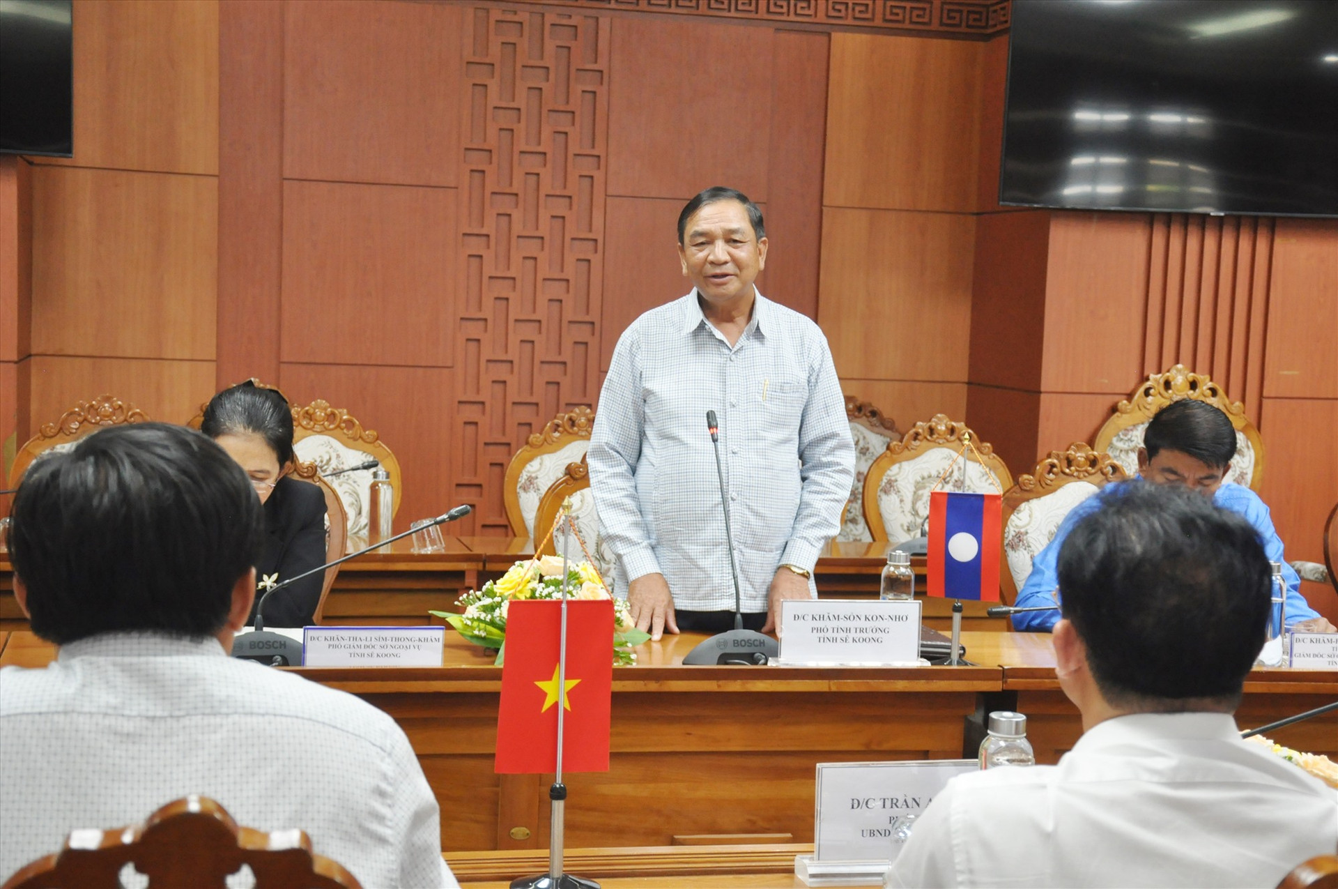Đồng chí Khăm–sỏn Kon–nhơ – Phó Tỉnh trưởng tỉnh Sê Kông phát biểu trao đổi tại cuộc làm việc. Ảnh: N.Đ