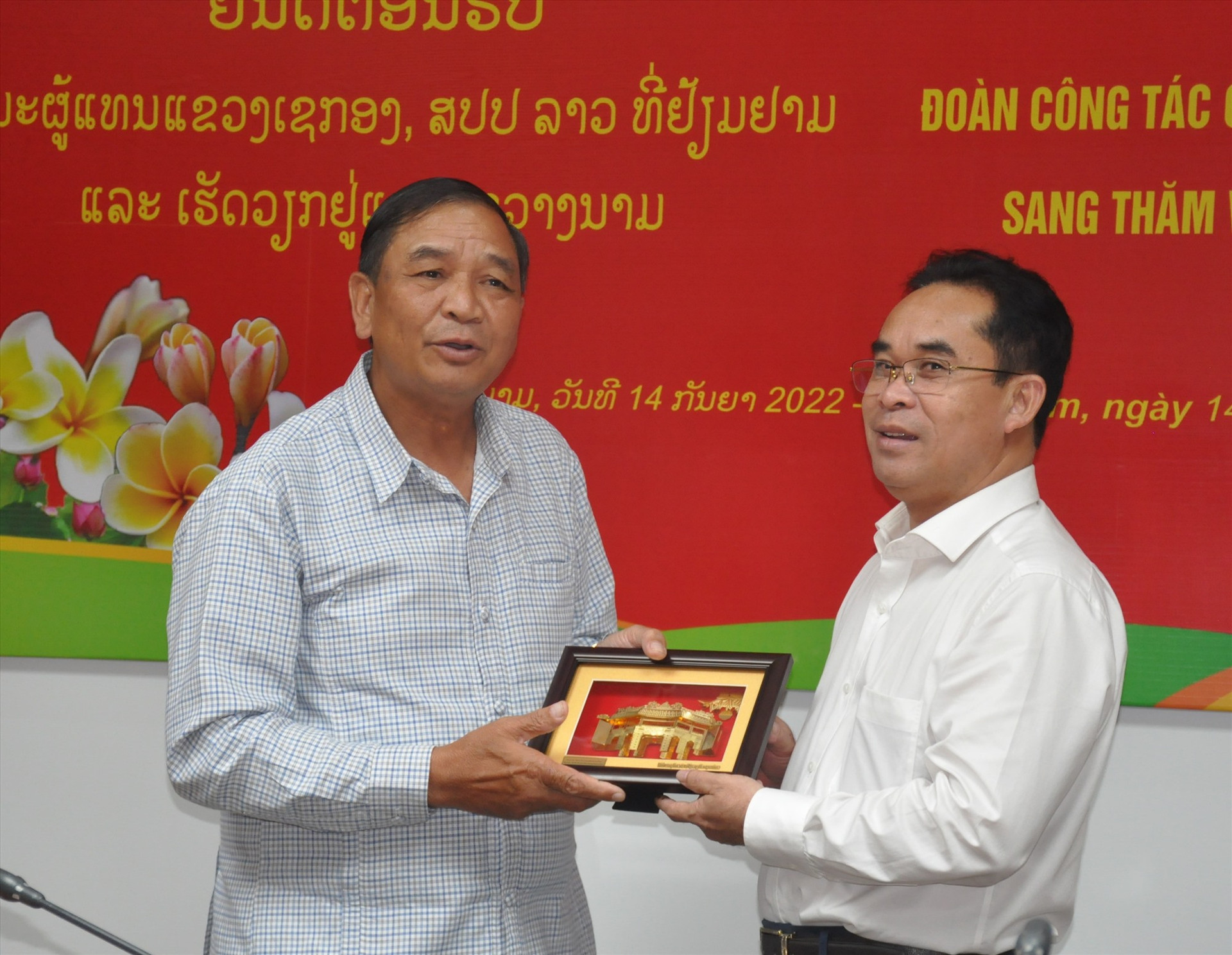 Phó Chủ tịch UBND tỉnh Trần Anh Tuấn tặng quà lưu niệm cho đồng chí Khăm–sỏn Kon–nhơ. Ảnh: N.Đ