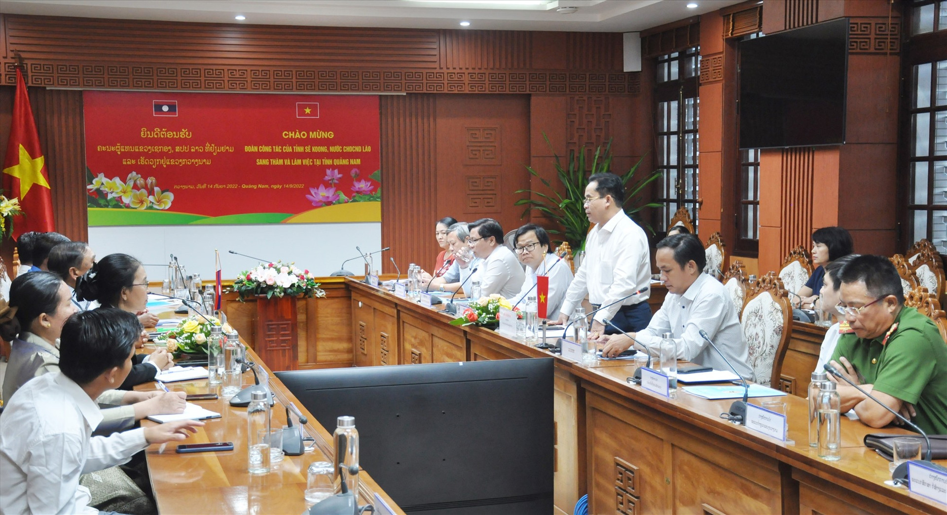 Phó Chủ tịch UBND tỉnh Trần Anh Tuấn chủ trì cuộc làm việc với đoàn đại biểu cấp cao tỉnh Sê Kông chiều 14.9. Ảnh: N.Đ