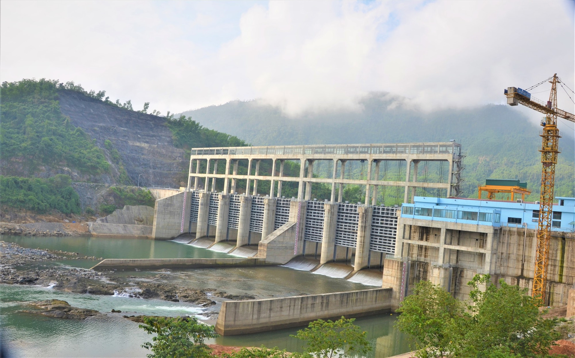 Các nhà máy thủy điện trên địa bàn tỉnh đóng góp nguồn thu lớn cho chính sách chi trả dịch vụ môi trường rừng. Trong ảnh là nhà máy thủy điện Sông Tranh 4, đặt tại huyện Hiệp Đức