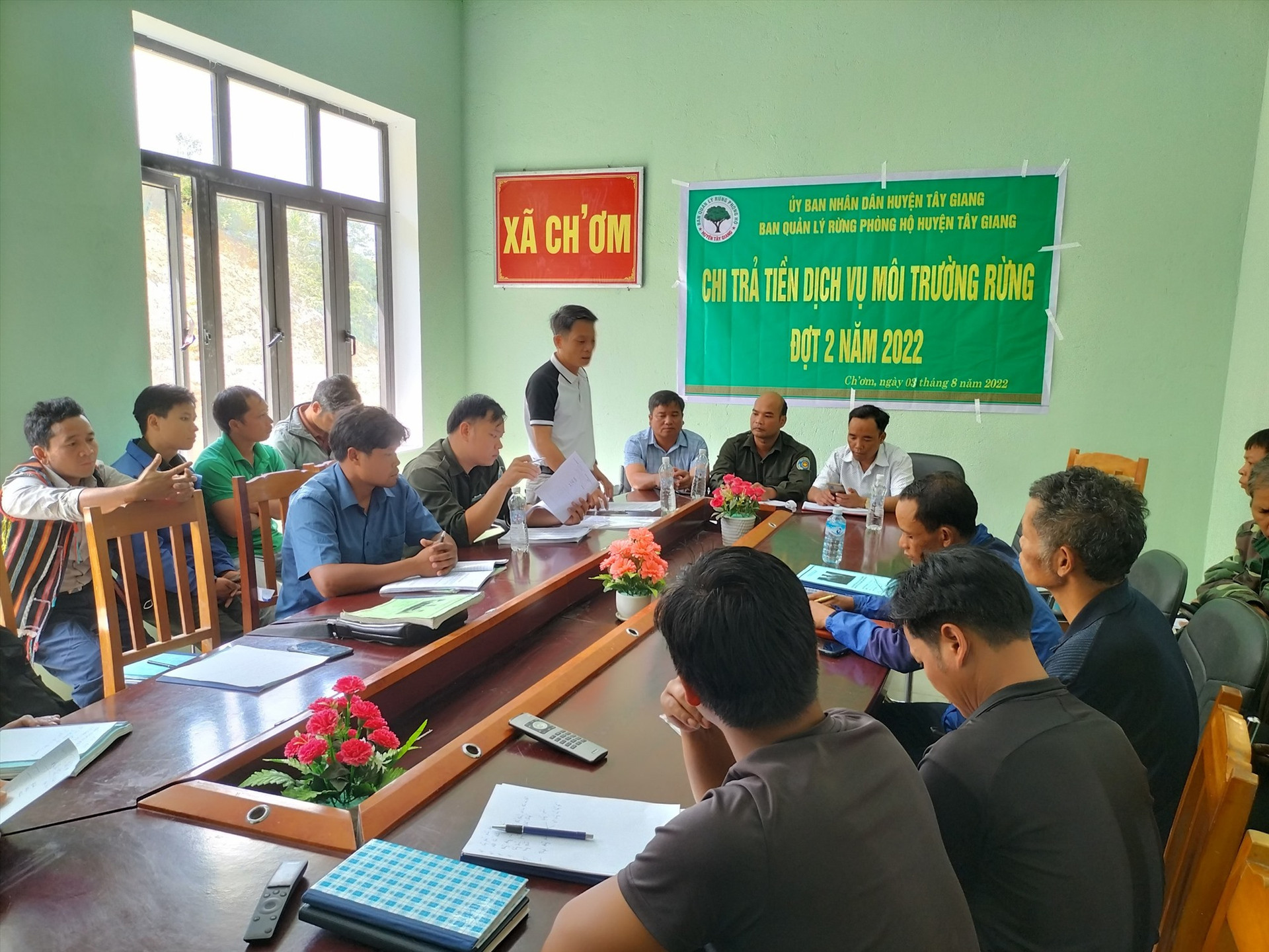 Ban Quản lý rừng phòng hộ huyện Tây Giang chi trả tiền đợt 2, tháng 8.2022 cho cộng đồng thôn tại xã Ch'Ơm (Tây Giang)