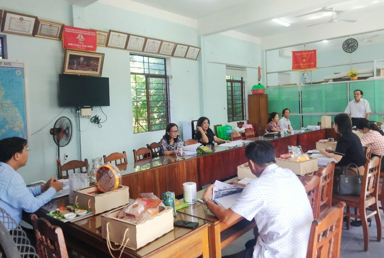 Các thành viên Hội đồng Hội đồng đánh giá công nhận và phân hạng sản phẩm OCOP huyện Thăng Bình đang chấm điểm, đánh giá các sản phẩm