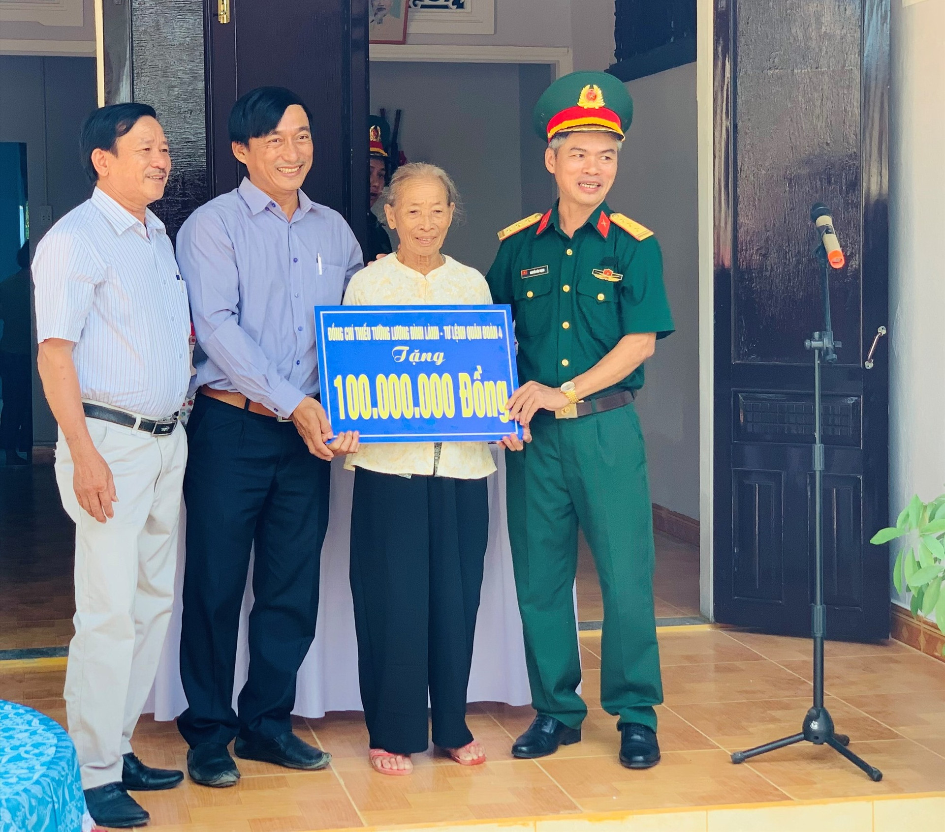 Trao tiền hỗ trợ làm nhà cho gia đình bà Nguyễn Thị Hạnh ở thôn Đông Yên (xã Duy Trinh, Duy Xuyên).   Ảnh: T.N
