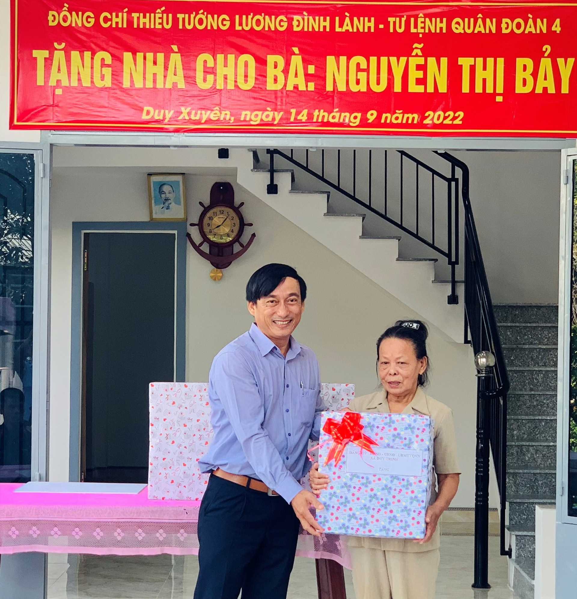 Tặng quà cho gia đình bà Nguyễn Thị Bảy ở thôn Chiêm Sơn (xã Duy Trinh, Duy Xuyên).     Ảnh: T.N