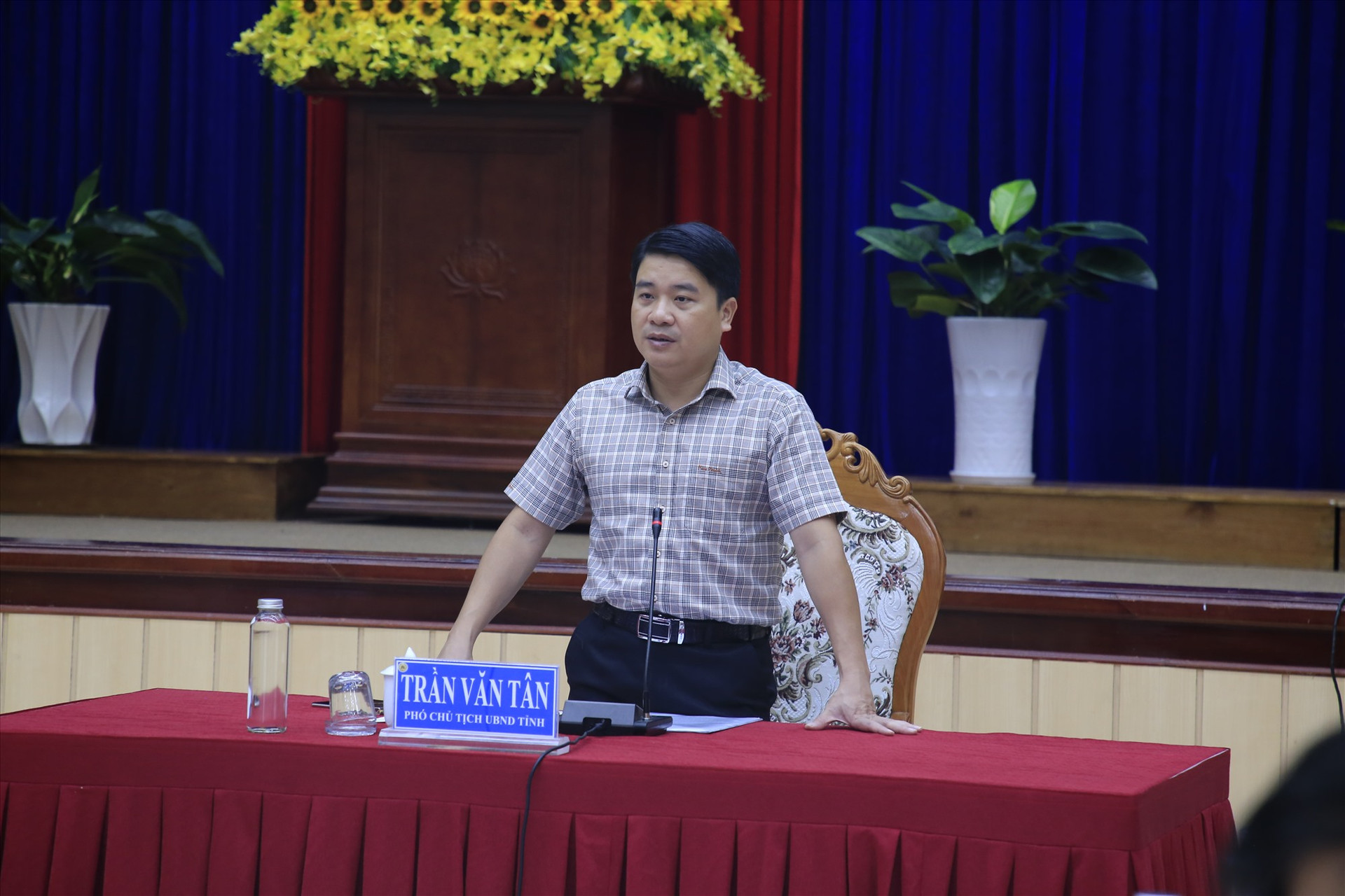 Phó Chủ tịch UBND tỉnh Trần Văn Tân phát biểu tại buổi làm việc.