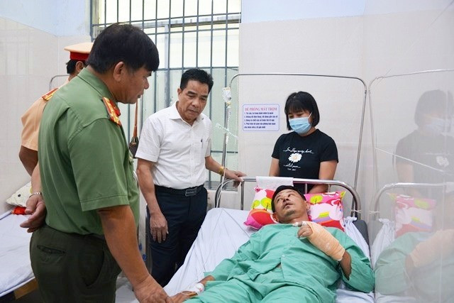 Đồng chí Lê Văn Dũng thăm hỏi, động viên Thiếu tá Hồ Đức Thuận.
