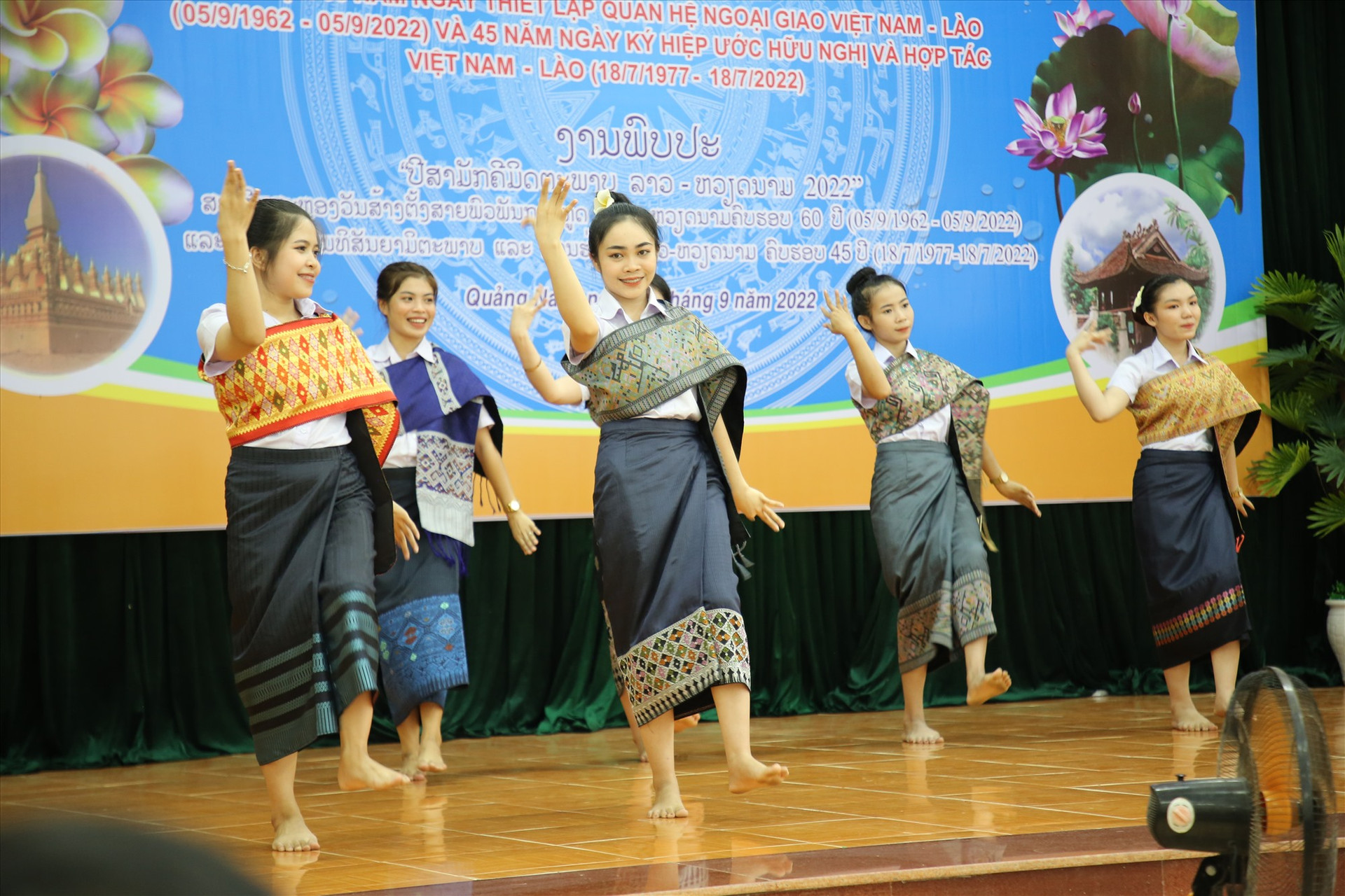 Các du học sinh Lào tại Quảng Nam bieuẻ diễn điệu múa lăm-vông truyền thống. Ảnh: A.N