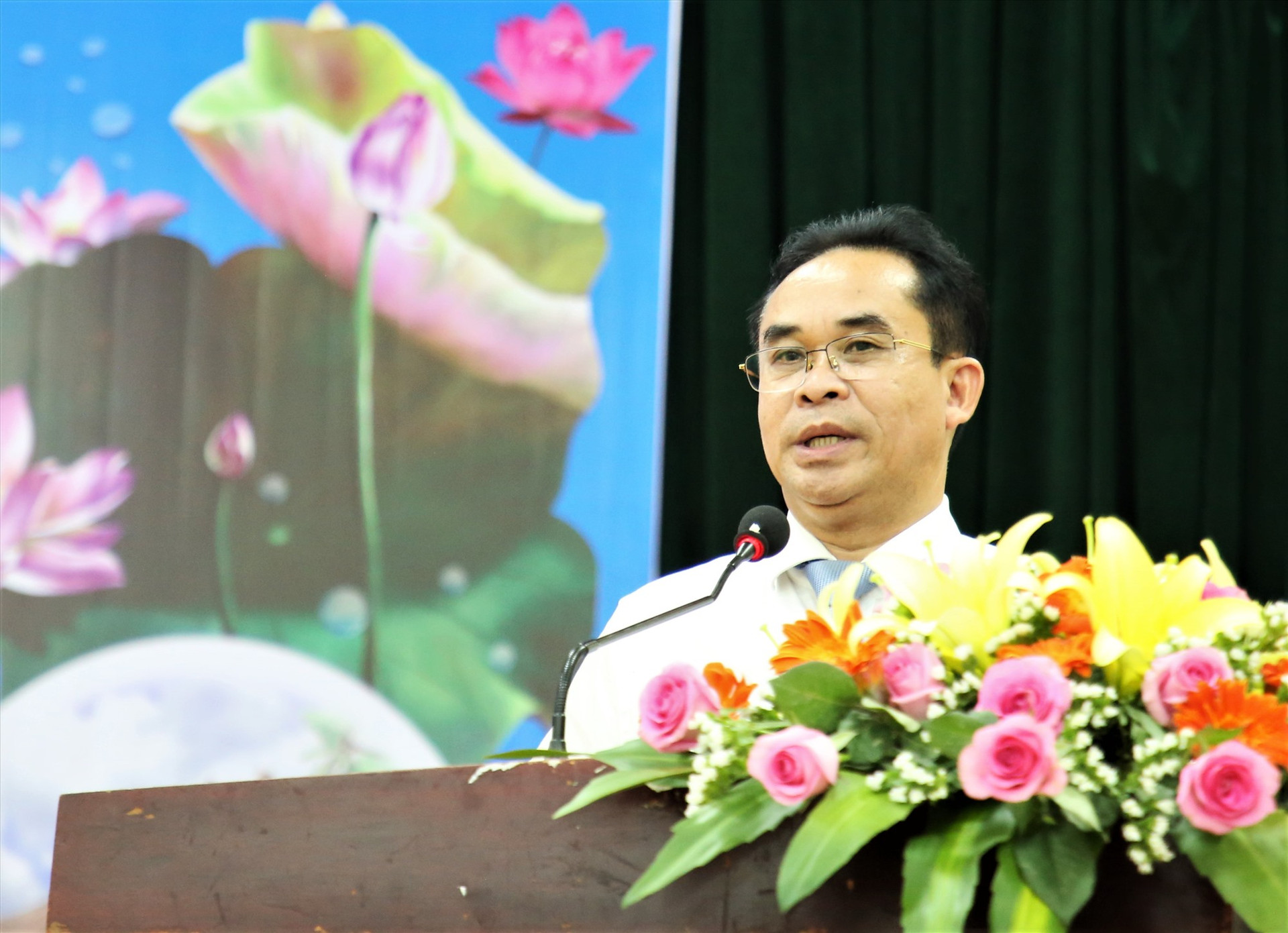 Phó Chủ tịch UBND tỉnh, Chủ tịch Hội Hữu nghị Việt Nam - Lào tỉnh Trần Anh Tuấn phát biểu. Ảnh: A.N