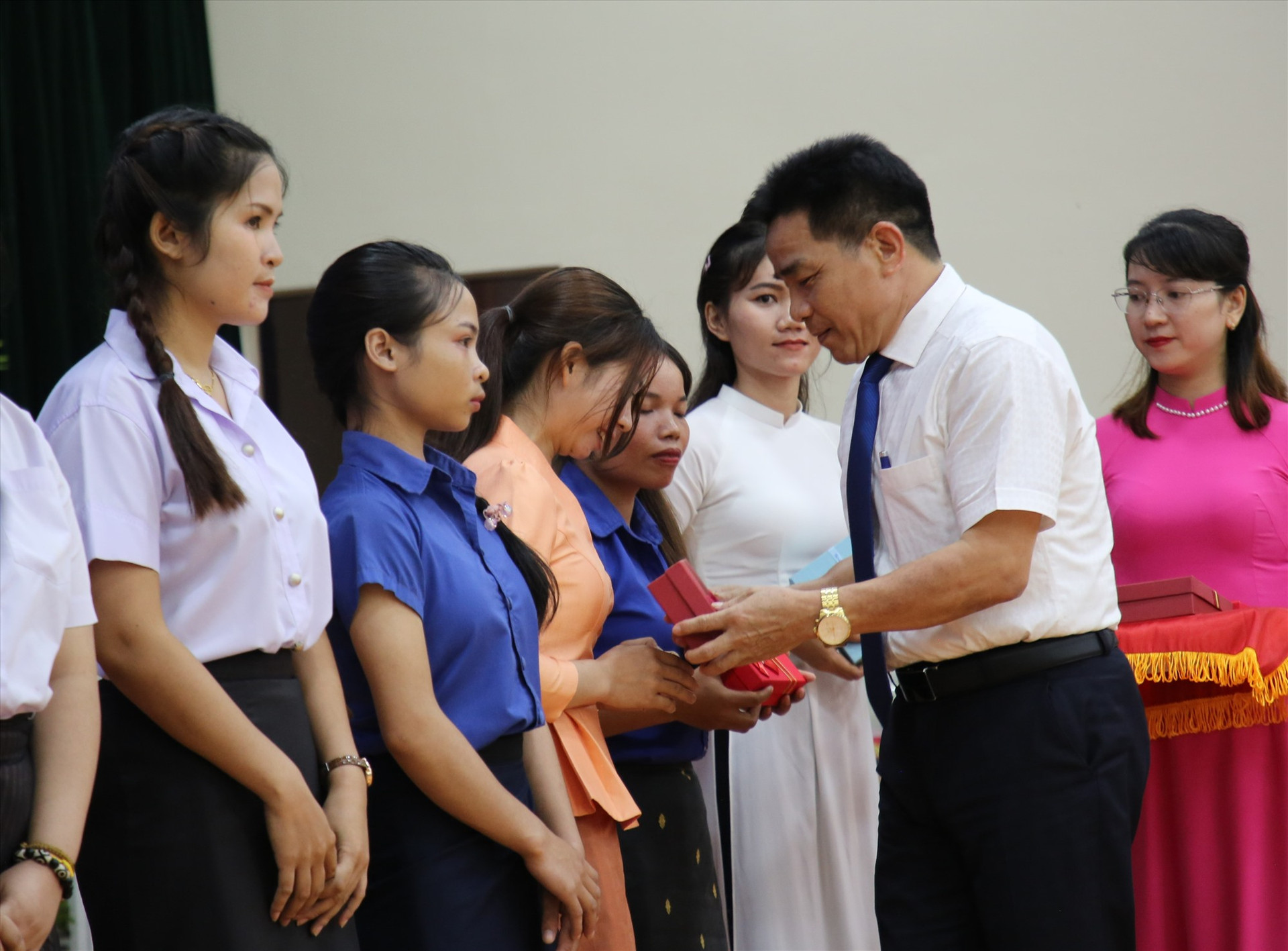 Phó Bí thư Thường trực Tỉnh ủy Lê Văn Dũng trao quà hỗ trợ cho các du học sinh Lào đang học tập tại Quảng Nam. Ảnh: A.N