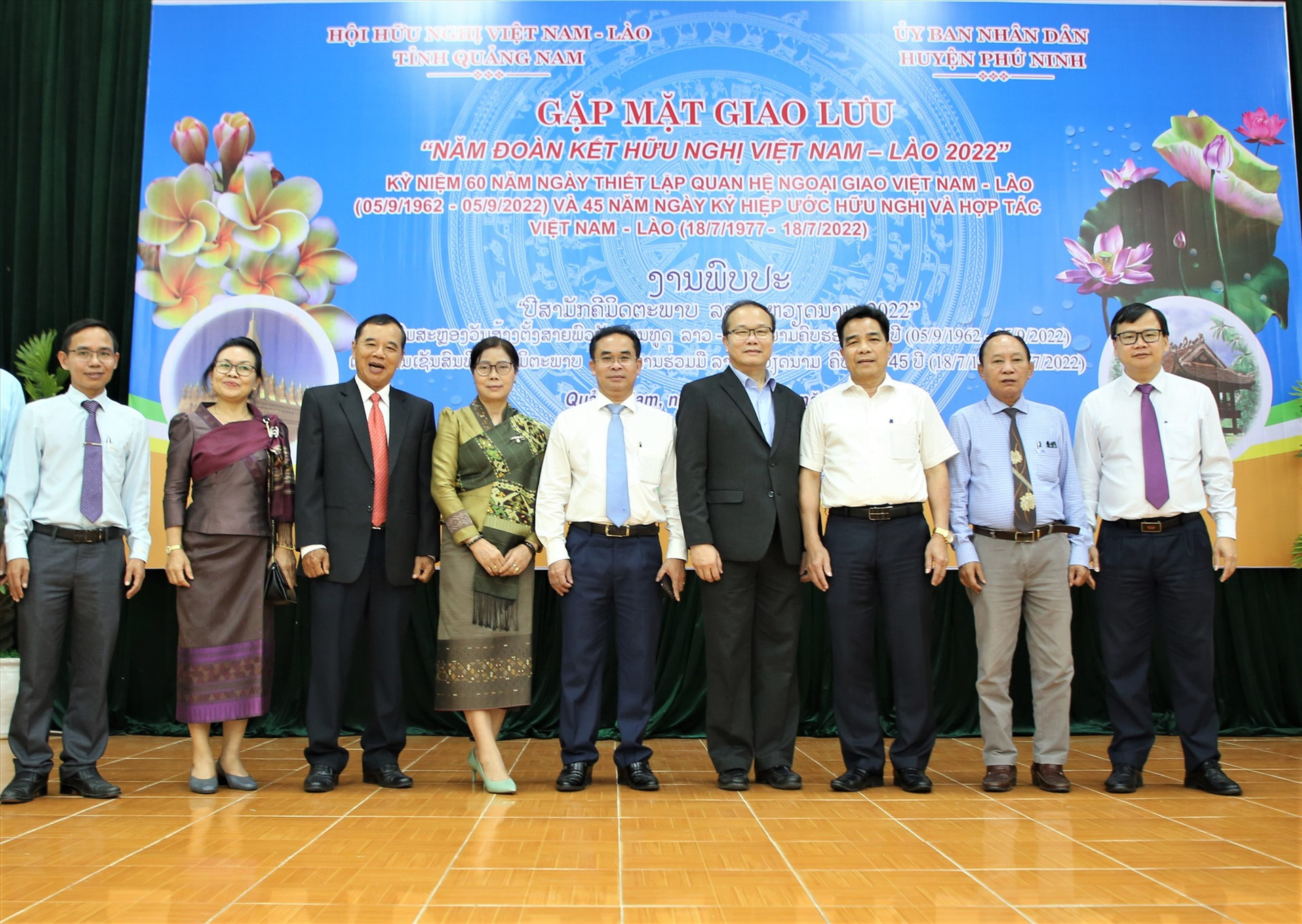 Các đồng chí lãnh đạo tỉnh, huyện Phú Ninh cùng đại diện Tổng lãnh sự quán nước CHDCND Lào tại TP.Đà Nẵng chụp ảnh lưu niệm. Ảnh: A.N