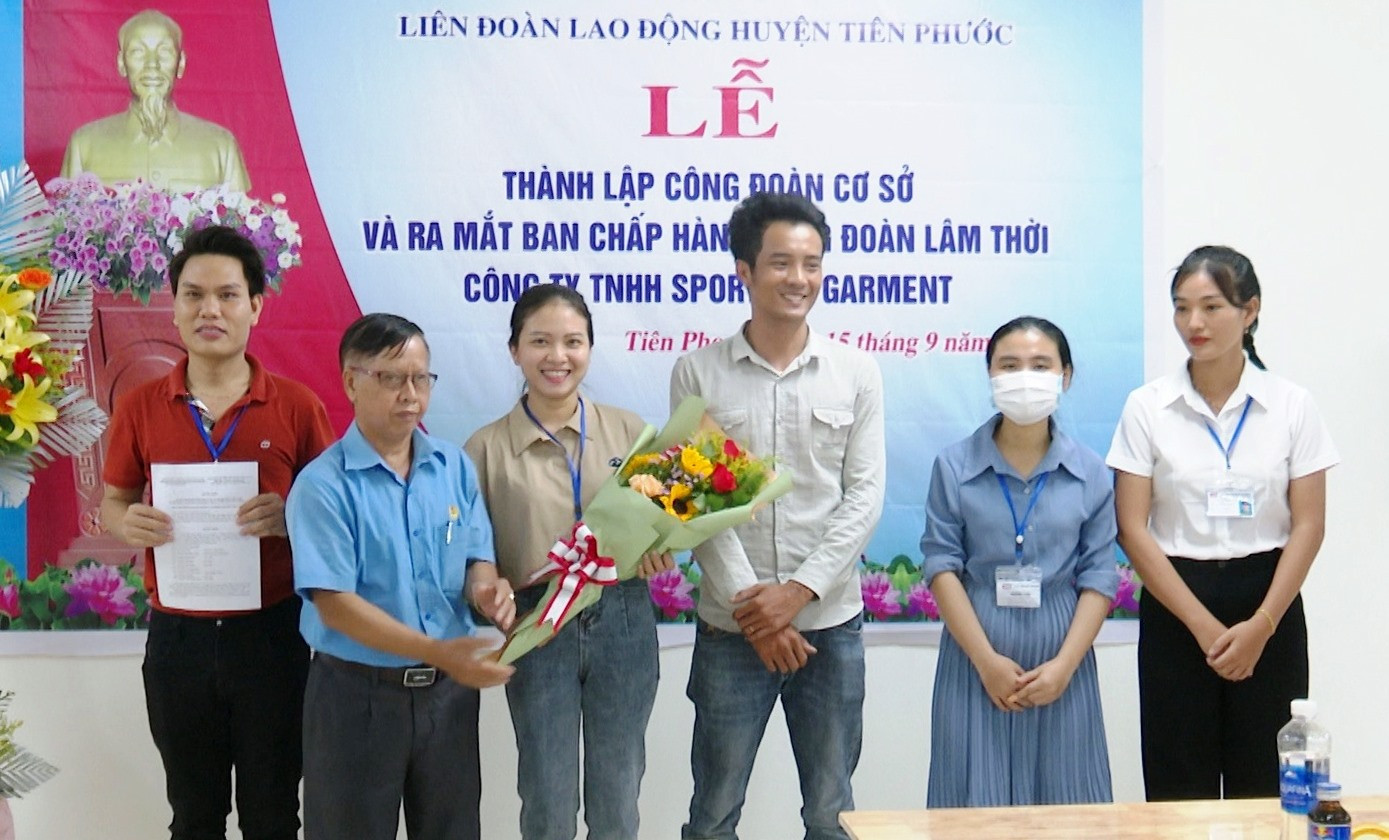 Ra mắt ban Chấp hành lâm thời CĐCS công ty TNHH Sportech Garment tại Cụm công nghiệp Tài Đa, xã Tiên Phong (Tiên Phước). Ảnh:N.HƯNG
