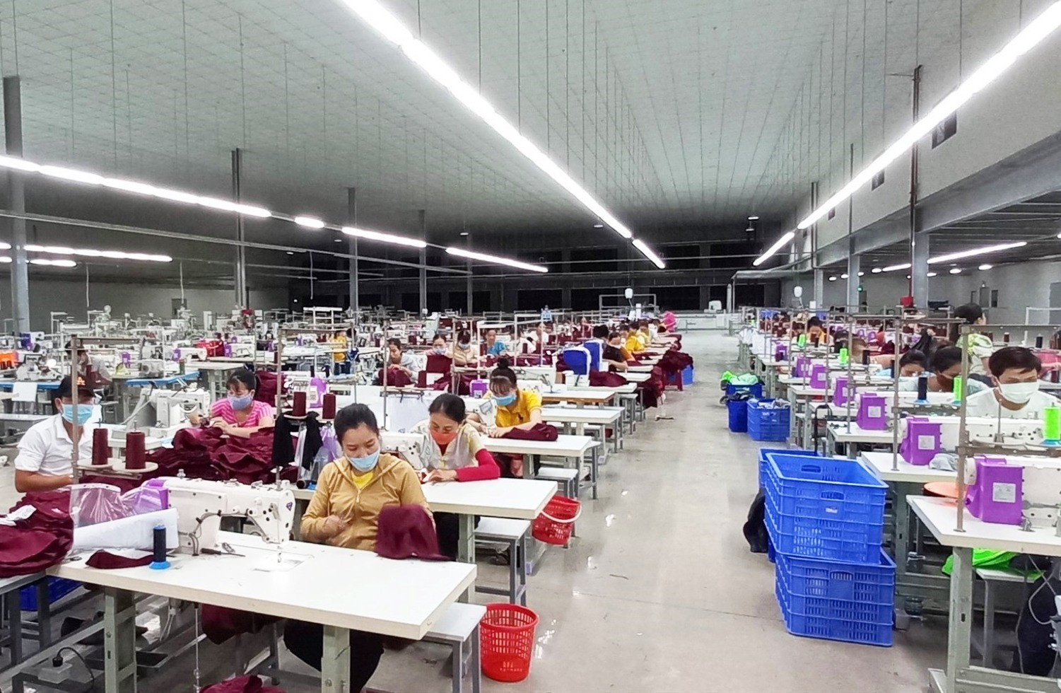 Công ty TNHH Sportech Garment có quy mô sản xuất khoảng trên 700 công nhân, hiện có hơn 120 nhân viên, lao động hoạt động trong lĩnh vực may mặc xuất khẩu… Ảnh:N.HƯNG