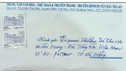 Thư từ Quảng Nam gửi đi TP.Đà Nẵng ngày 1.9, sau hơn 12 ngày mới tới nơi, ngoài bì thư không đóng dấu ngày gửi, chỉ đóng dấu mặt sau ngày nhận phát. Ảnh: N.H