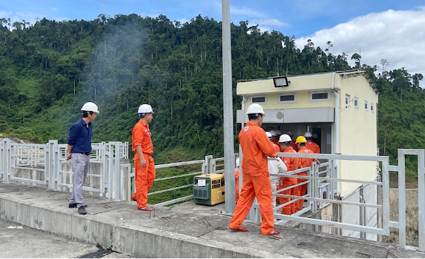Diễn tập xử lý tình huống sự cố đập tràn Nhà máy Thủy điện Sông Bung 4 trong 6 tháng đầu năm 2022. Ảnh NTB