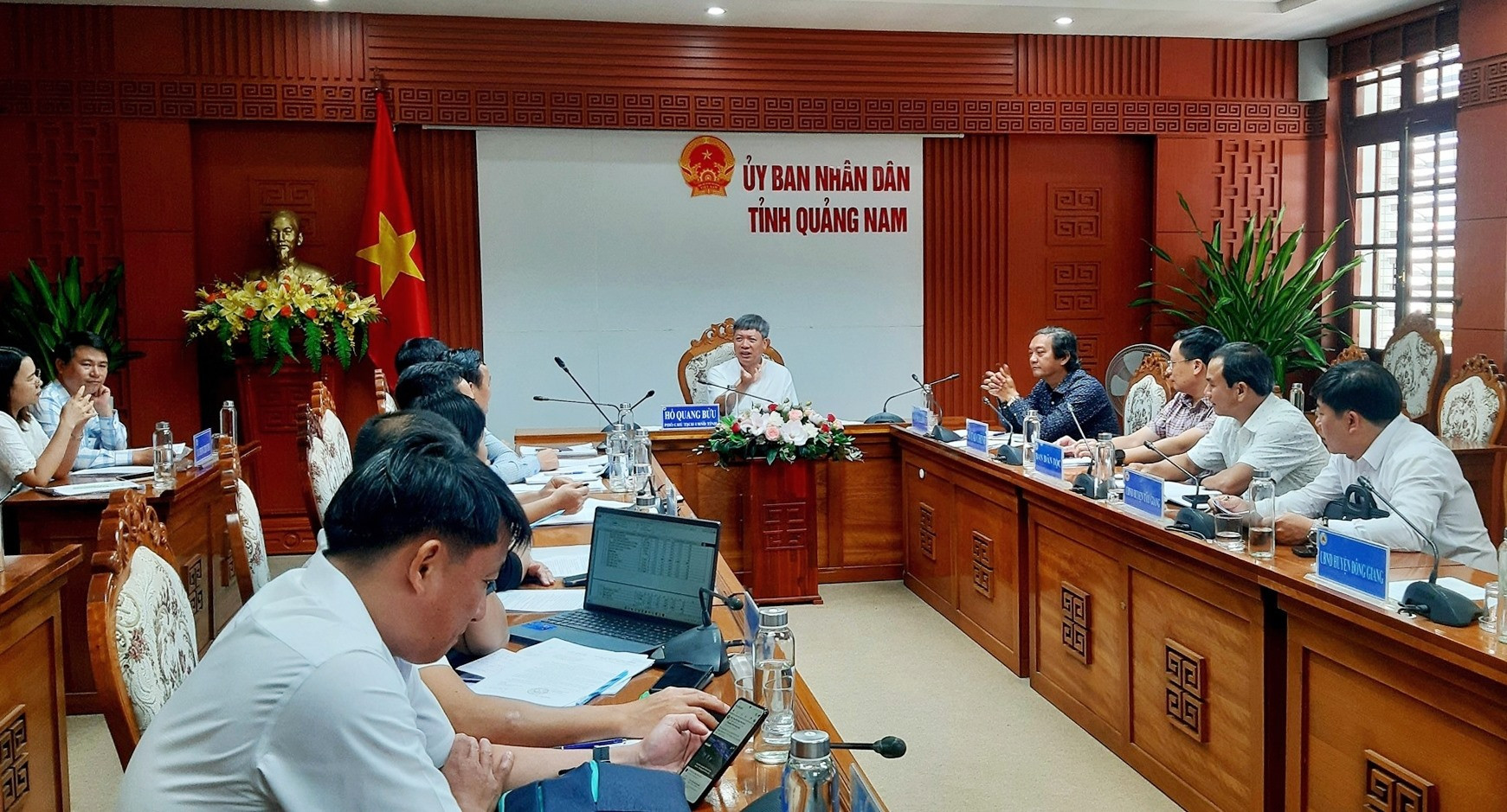 Phó Chủ tịch UBND tỉnh Hồ Quang Bửu chủ trì cuộc họp với lãnh đạo các ngành, địa phương liên quan. Ảnh: N.S