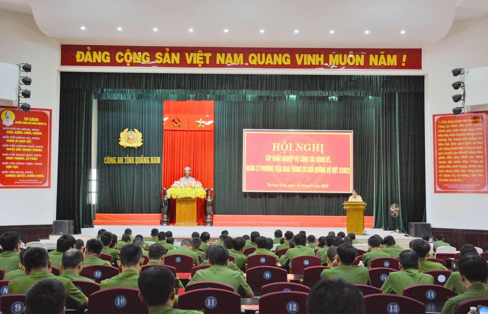 Hơn 100 cán bộ chiến sĩ tham gia hội nghị tập huấn.