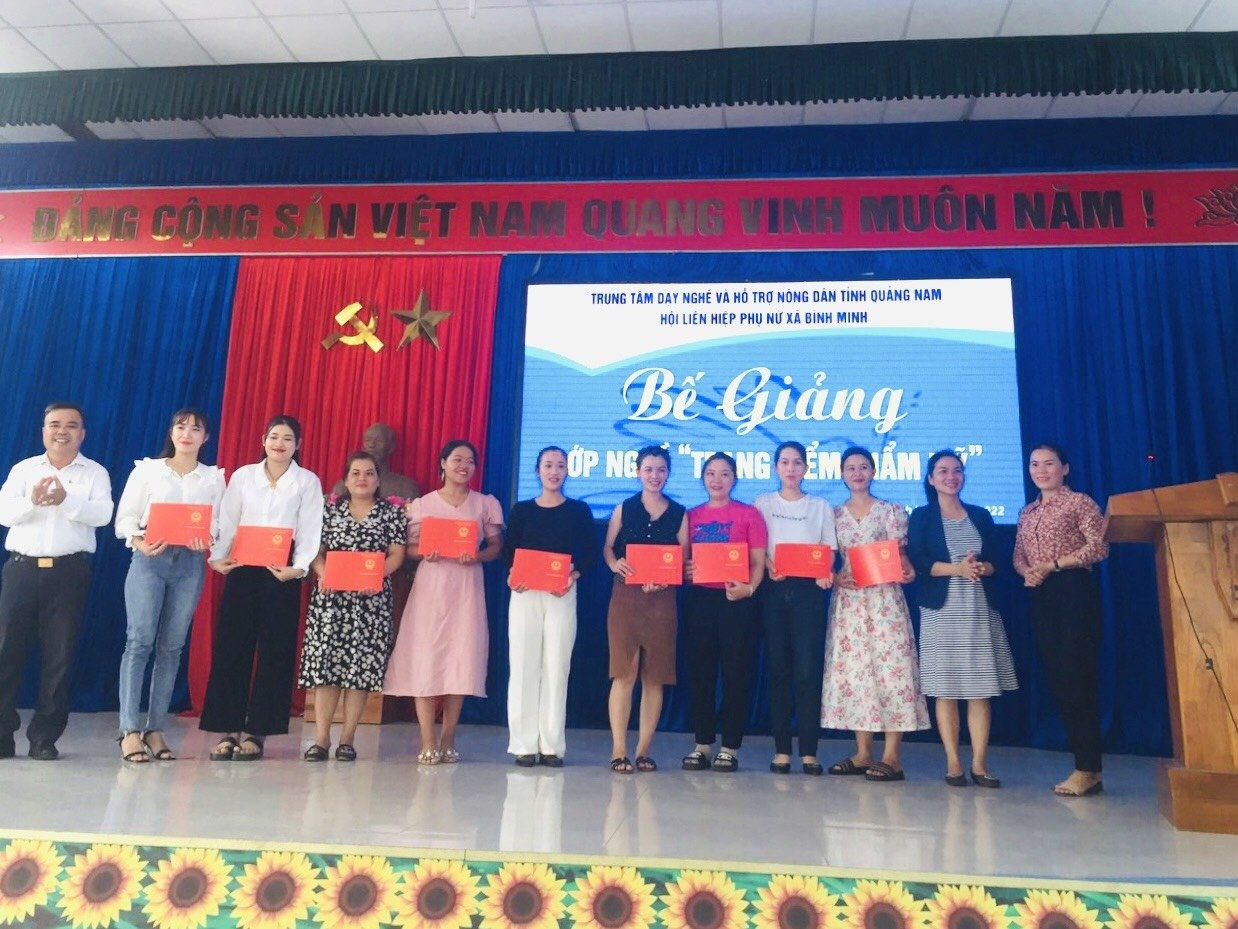 Trung tâm Dạy nghề và hỗ trợ nông dân Quảng Nam bế giảng lớp học nghề “Trang điểm thẩm mỹ” tại xã Bình Minh, Thăng Bình