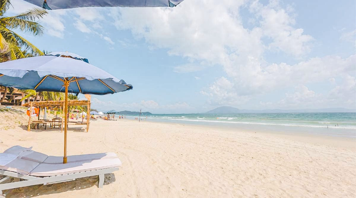 Doc let is one of the most beautiful beaches in Vietnam and one of the many beaches in and around Nha Trang. A quiet place with palm trees, powdery white sand, blue water and a sleepy character. Despite the beauty, relatively few people come here and the beach still feels calm, natural and wild.