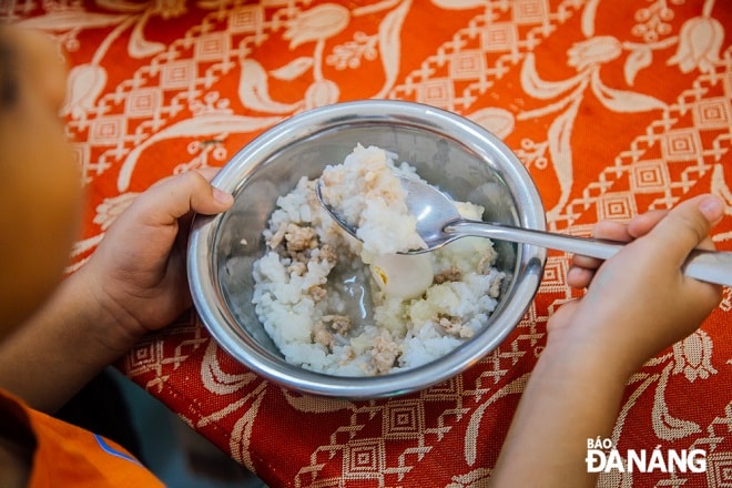 Bữa cơm cho các học sinh luôn trong tình trạng đầy đủ chất dinh dưỡng với thịt heo bằm, trứng cút, cá...