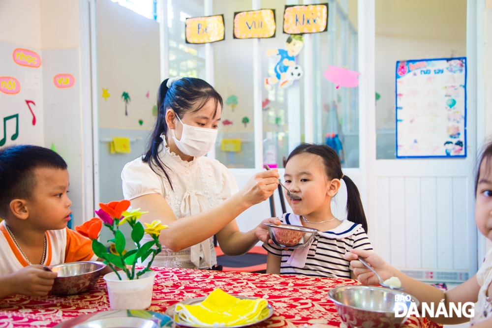 Các cháu được giáo viên chăm sóc tận tình.