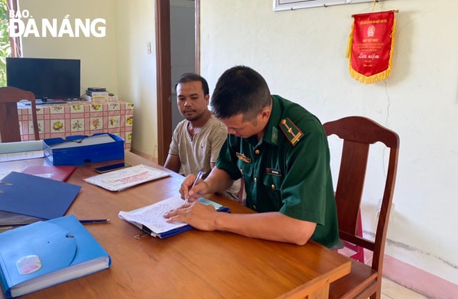 Cán bộ Trạm Kiểm soát Biên phòng Mân Quang lập biên bản đối tượng vi phạm. Ảnh: HỒNG QUANG
