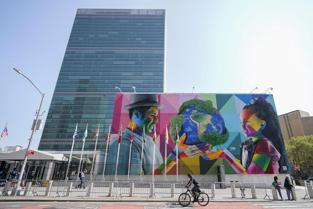 Một bức tranh tường của nghệ sĩ người Brazil Eduardo Kobra, tập trung sự chú ý vào biến đổi khí hậu và quản lý hành tinh được trưng bày bên ngoài trụ sở Liên hợp quốc trước Đại hội đồng, thứ Sáu, ngày 16 tháng 9 năm 2022. (Ảnh AP / Mary Altaffer)