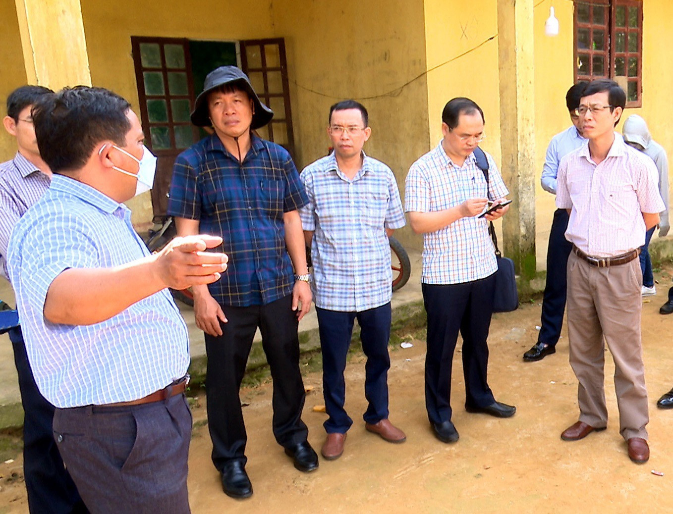 Đoàn công tác của Trung ương và tỉnh vừa có chuyến kiểm tra các khu tái định cư cho người dân vùng thiên tai ở huyện Bắc Trà My. Ảnh: N.S