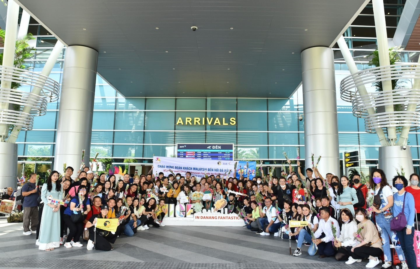 Lãnh đạo Sở Du lịch Đà Nẵng chào đón và tặng hoa cho đoàn khách MICE đến từ Malaysia tại Sân bay quốc tê Đà Nẵng ngày 19.9.2022. Ảnh XL