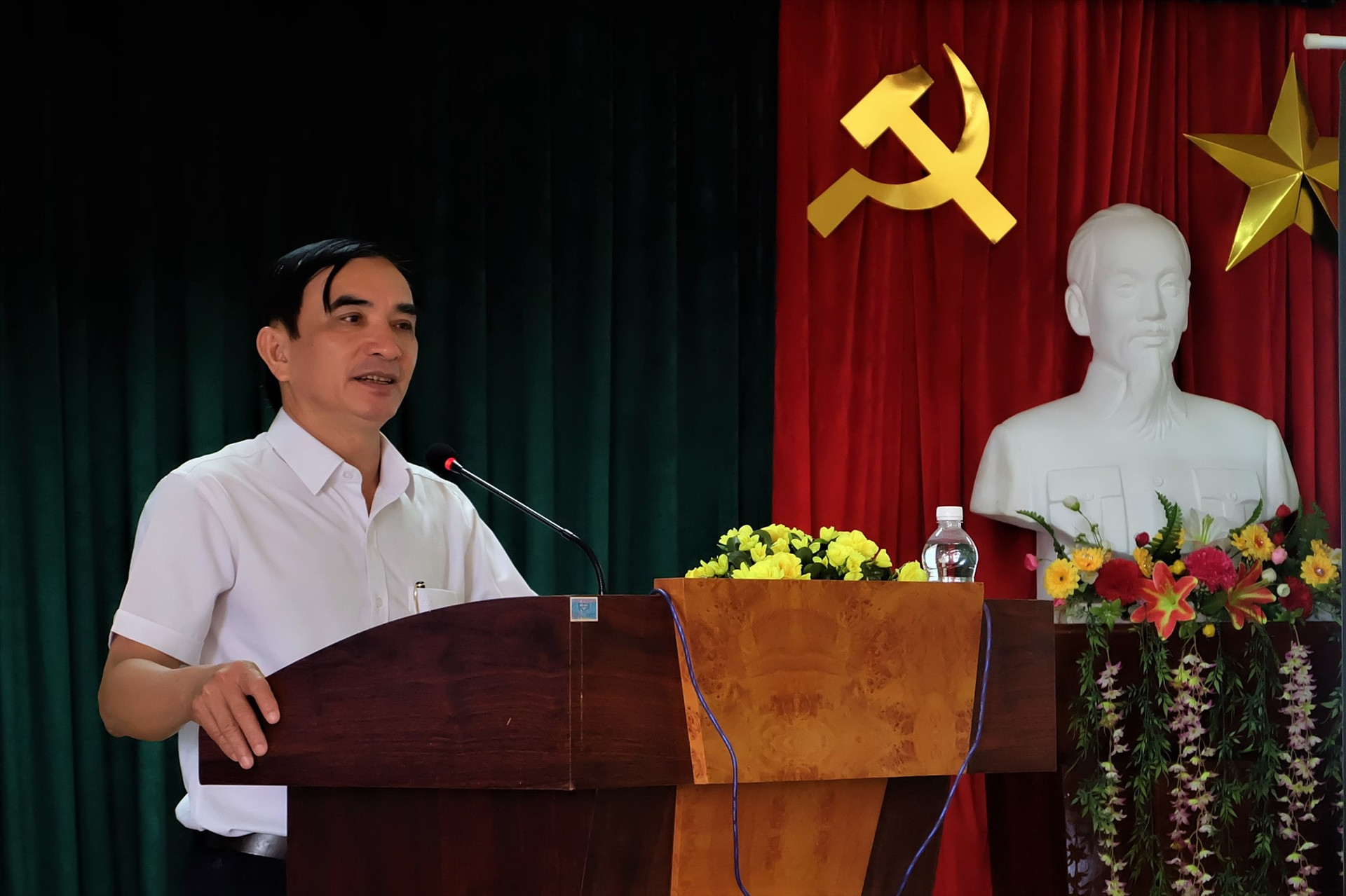 Ông Trần Văn Noa - Chi cục trưởng Chi cục Phát triển nông thôn thông tin những nội dung cơ bản về Nghị quyết 35 của HĐND tỉnh. Ảnh: L.S