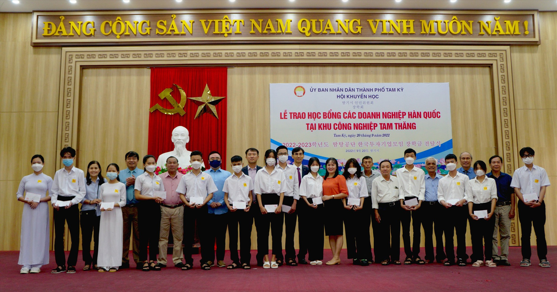 Các em học sinh chụp ảnh lưu niệm cùng các nhà tài trợ và đại biểu. Ảnh: Nguyễn Điện Ngọc
