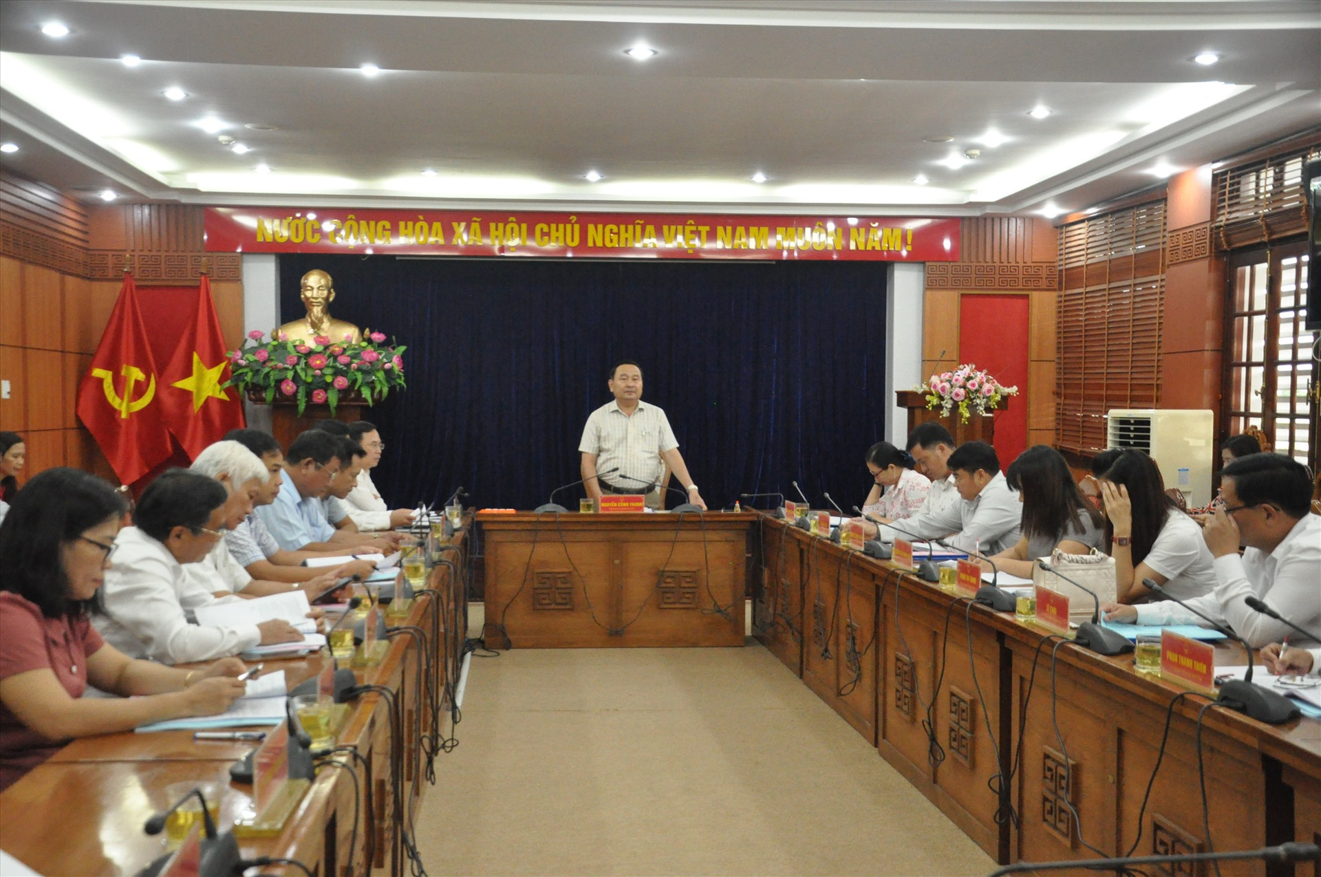 Phó Chủ tịch HĐND tỉnh Nguyễn Công Thanh chủ trì buổi làm việc. Ảnh: T.V