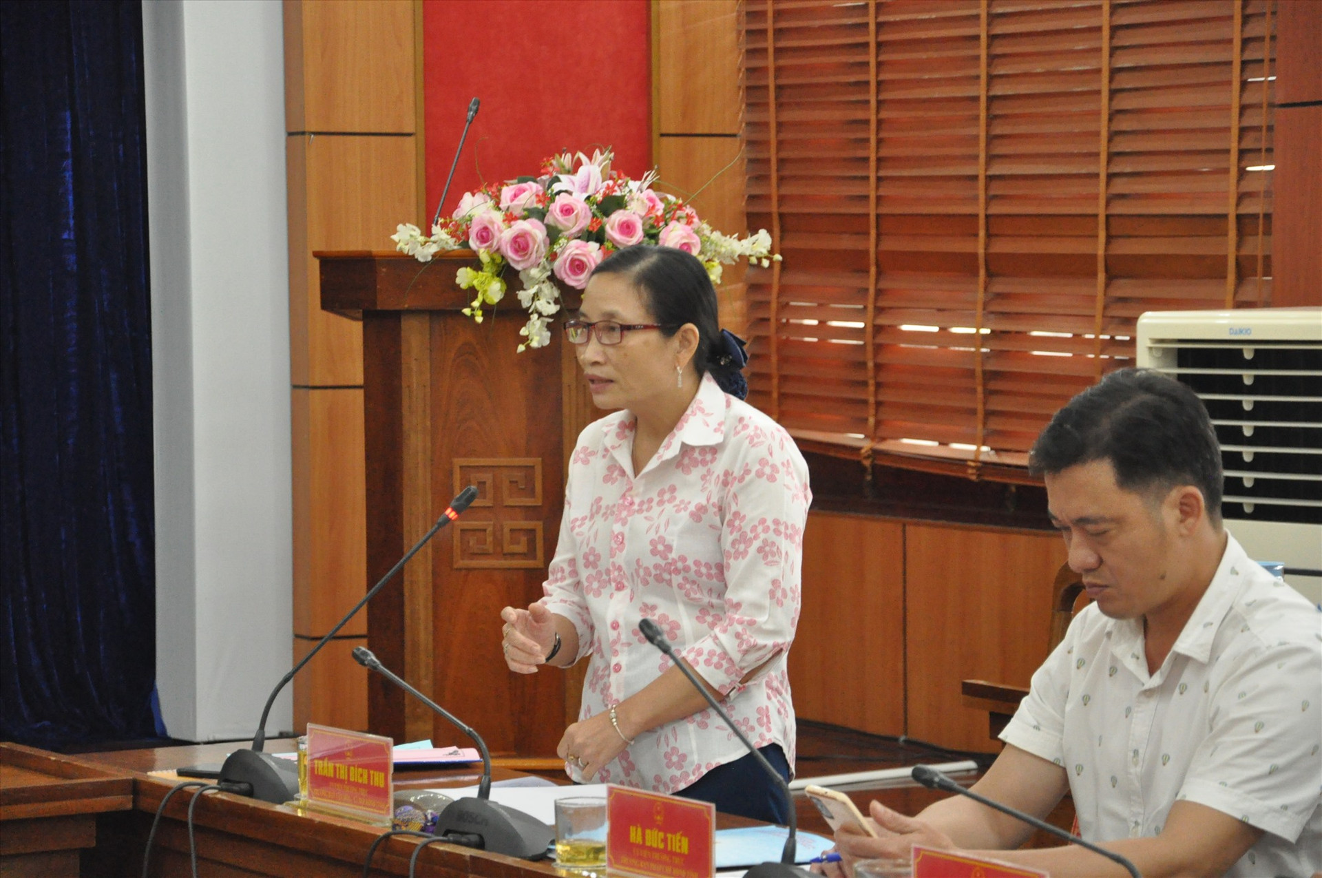 Trưởng Ban Văn hóa xã hội Trần Thị Bích Thu phát biểu tại cuộc họp. Ảnh: T.V