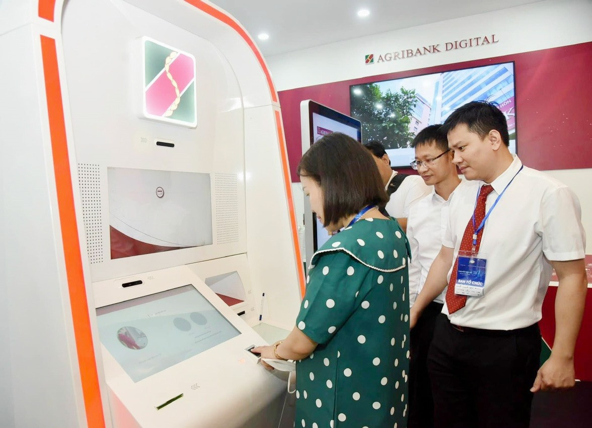 Agribank Quảng Nam đang tạo dấu ấn với ngân hàng số Agribank Digital. Ảnh: NGUYỄN QUANG