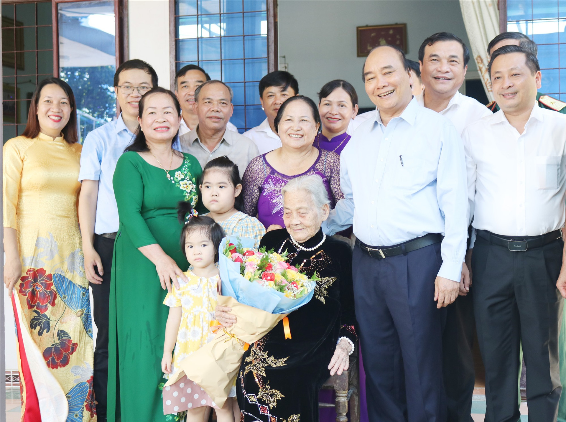 Chủ tịch Nước Nguyễn Xuân Phúc và lãnh đạo tỉnh Quảng Nam, huyện Đại Lộc thăm Mẹ VNAH tại Đại Lộc hồi đầu 9.2022. Ảnh: HOÀNG LIÊN