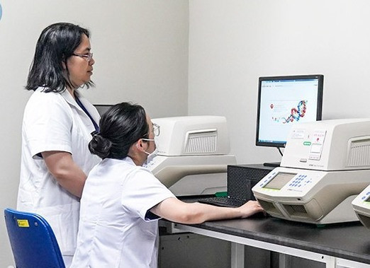 Các bác sĩ BV Nhi Trung ương thực hiện kỹ thuật Realtime PCR xét nghiệm chẩn đoán Adenovirus. (Ảnh: VGP)