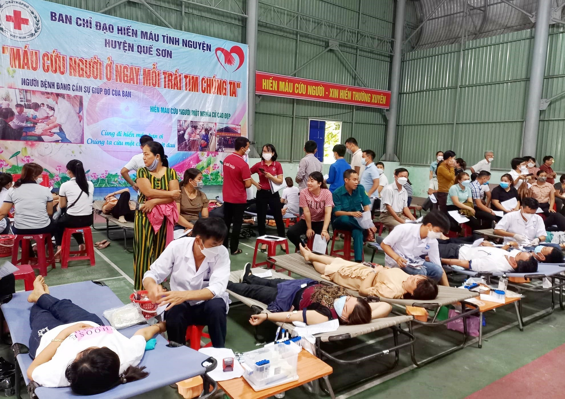 Khá đông tình nguyện viên tham gia hiến máu tại Ban Chỉ huy Quân sự huyện Quế Sơn. ảnh DT