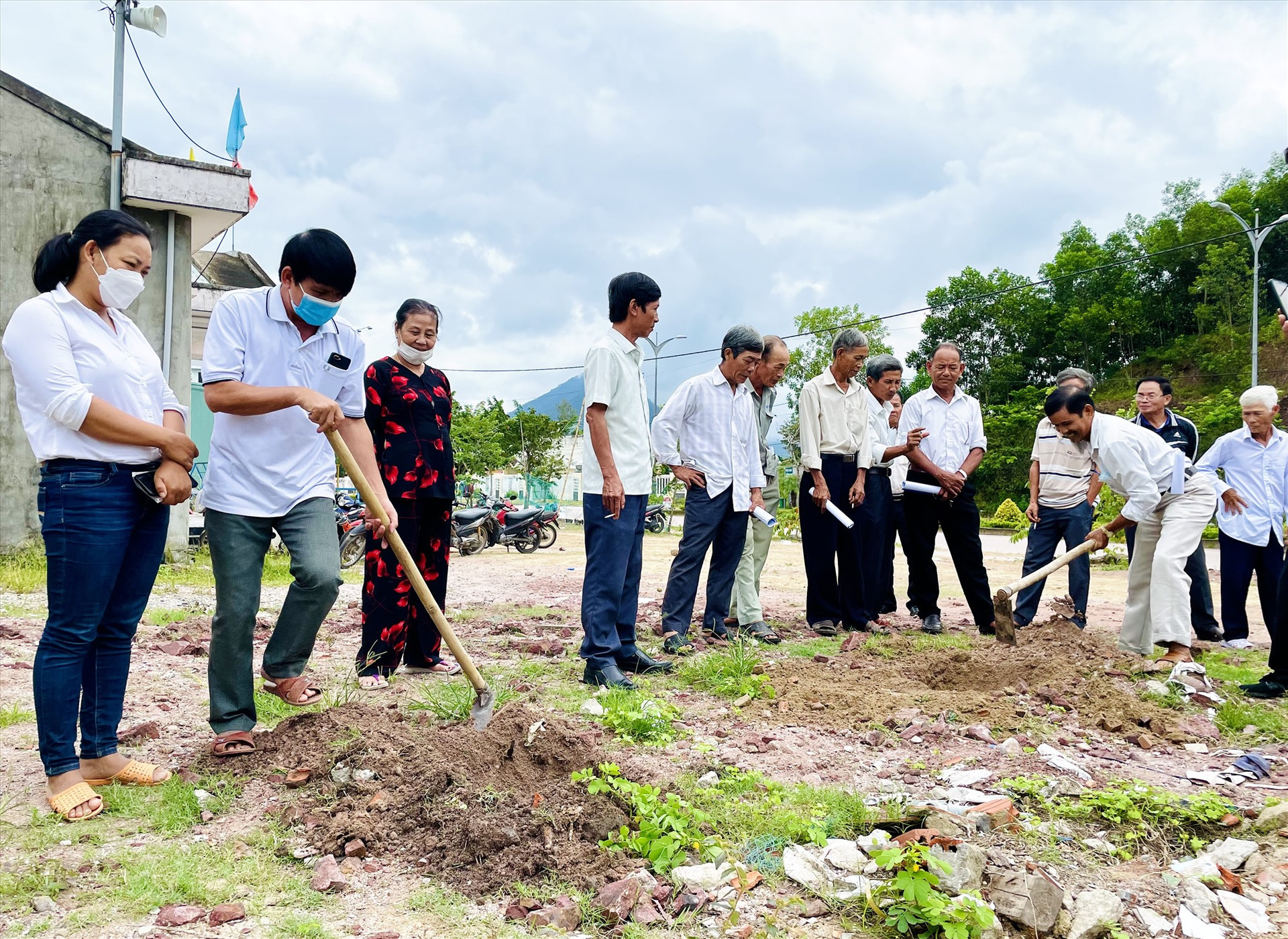 Người dân xã Quế Trung (Nông Sơn) thực hành kỹ thuật đào hố, trồng cây keo lai. Ảnh: TÂM LÊ